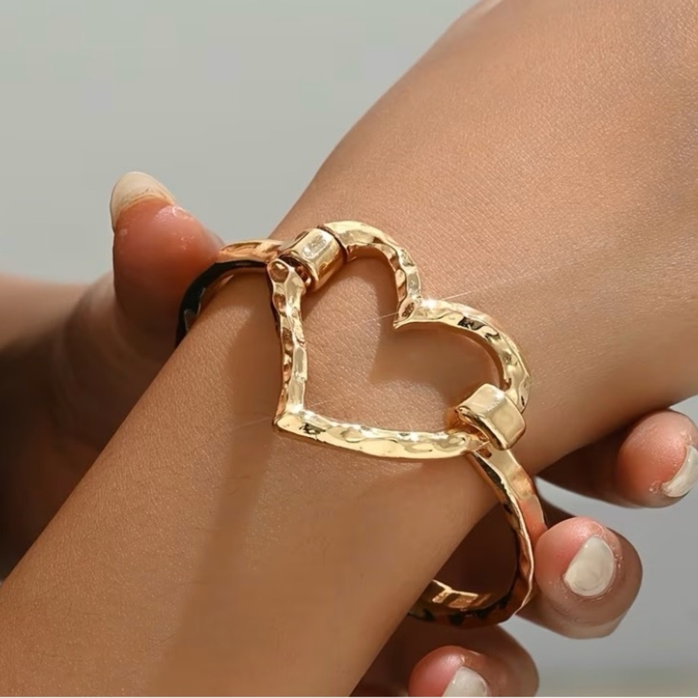 Hammered Gold Heart Bracelet - Picture 4 of 4